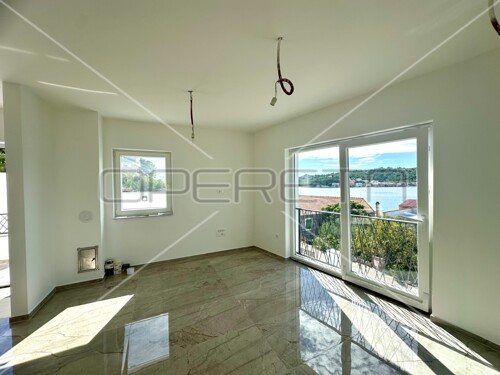 Moderni stan s panoramskim pogledom na more u Tisnom, 56,47 m2