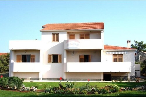 Molat - Kuća sa trosobnim stanom i 3 apartmana - velika okuć