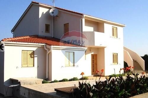 Molat - Kuća sa trosobnim stanom i 3 apartmana - velika okuć