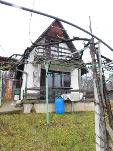 Vikendica 36m2 na vrhu brijega + klijet + zemljište 1717m2