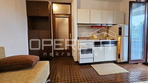 GAJAC – Jednosobni apartman s velikom natkrivenom terasom, 300 m od mora!