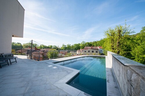 KASTAV, MATULJI - Prekrasan stan 250m2, okućnica, bazen