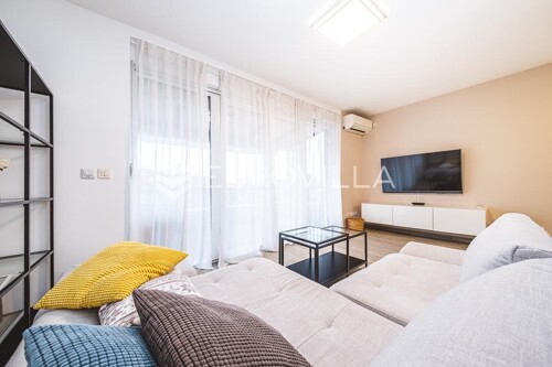 Zagreb, Blato, prekrasan trosobni PENTHOUSE NKP 80 m2, DVIJE NATKRIVENE TERASE