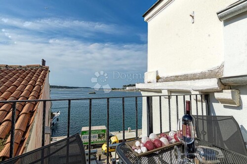 POREČ,TOP LOKACIJA, stan prvi red do mora