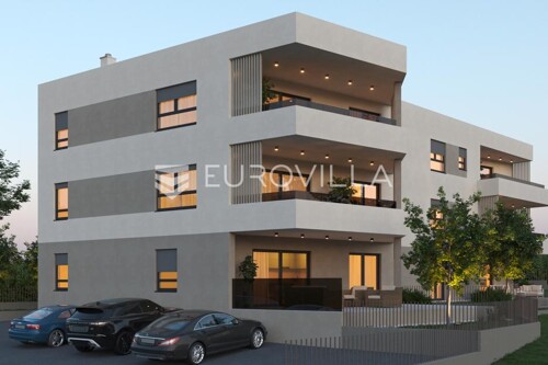 Vodice, prostran trosoban stan na 1. katu, NKP 101,31 m²
