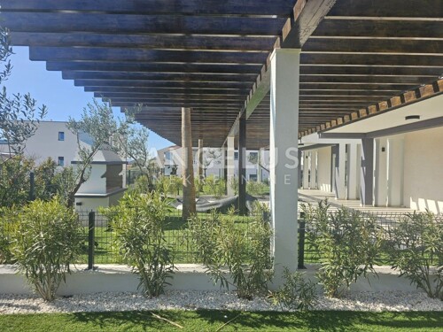 Trogir - NOVOGRADNJA, samostojeća kuća s prekrasnom okućnico