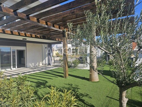 Trogir - NOVOGRADNJA, samostojeća kuća s prekrasnom okućnico