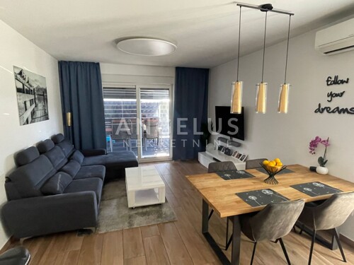 Trogir - NOVOGRADNJA, kompletno uređen dvosoban stan s bazen