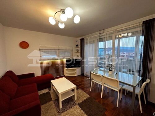 Špansko, novouređen dvosoban stan na petom katu zgrade s liftom -45m2