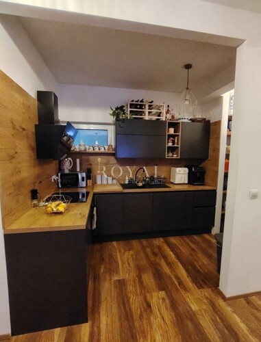 ZAMET – MODERAN 2S+DB STAN S DVA BALKONA I POGLEDOM NA MORE