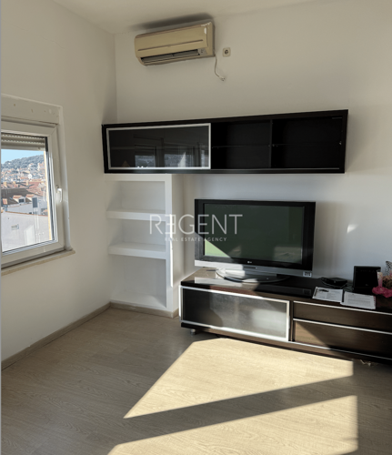 Split, Skalice - Trosoban stan s pogledom na Split 50 m2