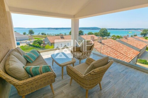 Medulin, fantastična kuća na moru, 100 m do plaže