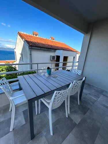 STAN S POGLEDOM NA MORE 300 m OD PLAŽE! Okolica Labina