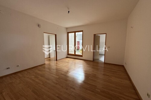 Istra, Novigrad, stan NKP 80,79m2 s dvije spavaće sobe u prizemlju zgrade s ...
