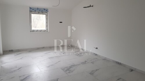 OTOK KRK-BLIZINA UVALE SOLINE, 2S+DB U NOVOGRADNJI, PARKING