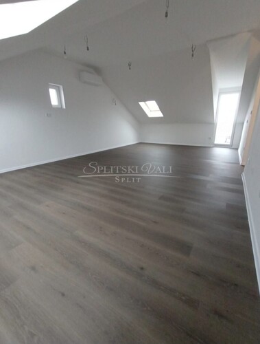 Brda, trosoban stan 95 m2+ balkon, kompletno renoviran
