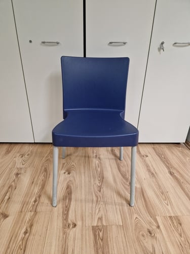 Plastična plava stolica s naslonom
