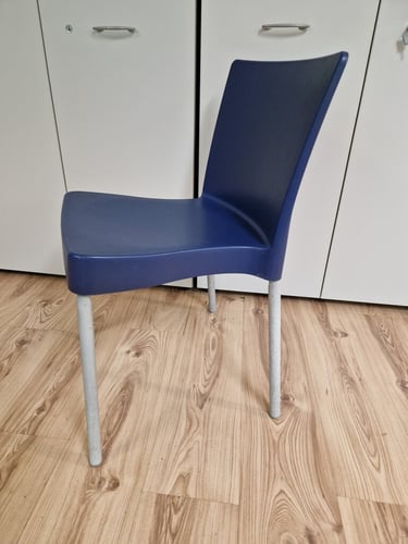 Plastična plava stolica s naslonom