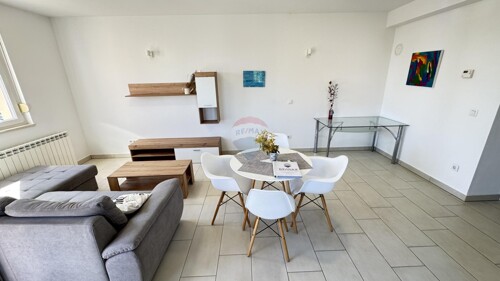 Rijeka, Hosti, dvosoban stan 65m2, parking, okućnica