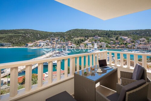 Trogir, Marina, predivno uređen dvosoban stan prvi red do mora ( bazen i ter...