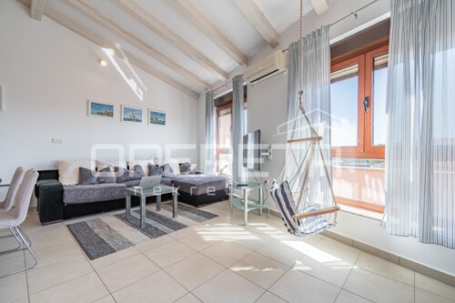 Istra, Ližnjan, adaptiran stan 85 m2 sa dvije spavaće sobe i pogledom na mo...