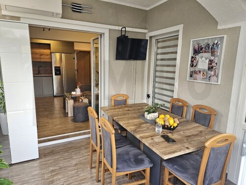 Malinska, namješten apartman u prizemlju s lijepom okućnicom