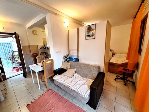 Opatija, okolica - poslovna zgrada s apartmanom