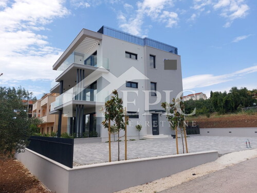 KOŽINO, ZADAR- TROSOBAN STAN S KROVNOM TERASOM