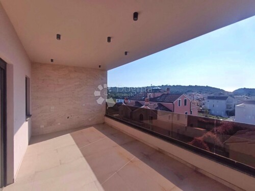 PREKRASNI PENTHOUSE S VELIKOM TERASOM I POGLEDOM NA MORE! GA