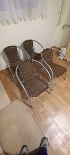 Prodajem komplet od četiri stolice