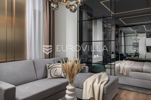 Rijeka, Centar, novouređen luksuzan stan NKP 105 m2 s tri apartmana