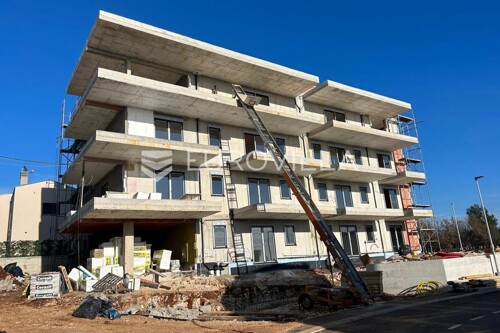 Istra, Vabriga, trosoban stan u modernoj stanogradnji na 1. katu s liftom