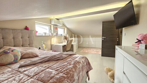 Thumbnail 6339695 - 12