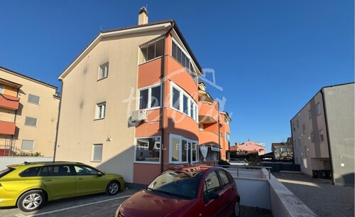 Kompletno opremljen stan u prizemlju sa parkirnim mjestom,Pu