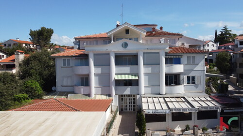 ISTRA, PJEŠČANA UVALA, DVOSOBAN STAN U ZGRADI PRVOM REDU DO MORA, #EKSKLUZI...