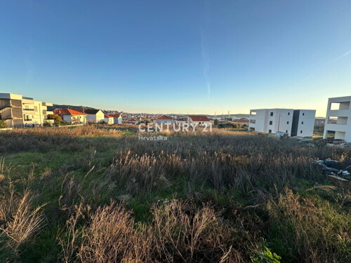 GRAĐEVINSKO ZEMLJIŠTE 4600 M2 U TROGIRU-PRODAJA