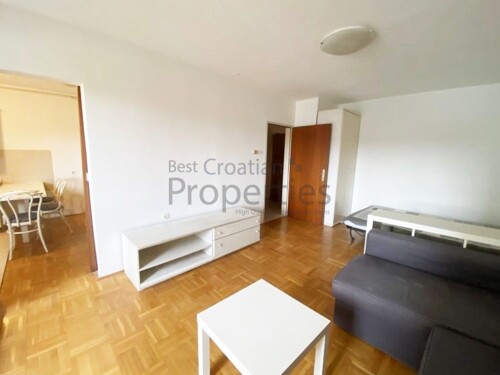 CENTAR (Vlaška) - UREĐENA I NAMJEŠTENA GARSONIJERA 44m2, 4.kat (LIFT)