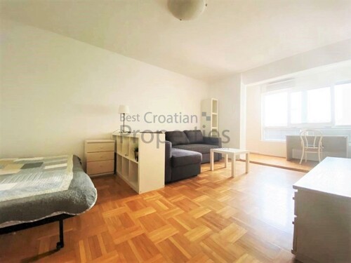 CENTAR (Vlaška) - UREĐENA I NAMJEŠTENA GARSONIJERA 44m2, 4.kat (LIFT)