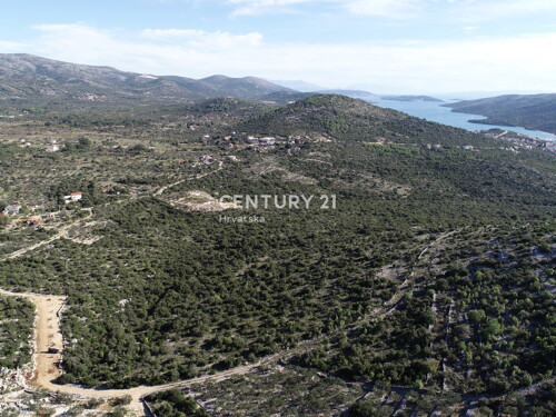 Poljoprivredno zemljište s pristupnim putem POVOLJNO - Pozorac - Marina