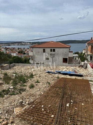 Prava prilika, građevinsko zemljište sa izdanom građevinskom