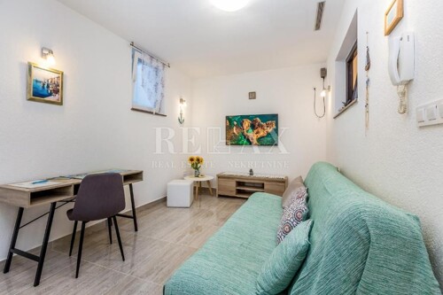 Otok Krk, Malinska - jednosobni stan s okućnicom