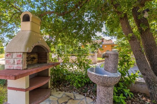 Otok Krk, Malinska - jednosobni stan s okućnicom