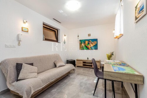 Otok Krk, Malinska - stan s okućnicom