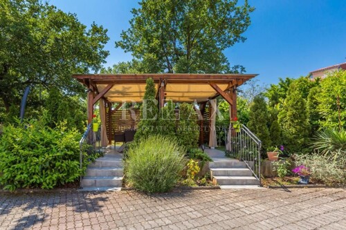 Otok Krk, Malinska - stan s okućnicom