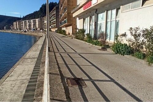 OBROVAC, POSLOVNI PROSTOR (NAJAM)-PRVI RED DO MORA!