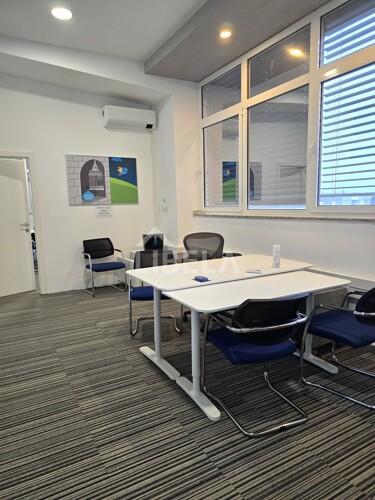 Uredski prostor za zakup u poslovnoj zgradi (Kamenarka) 437m2