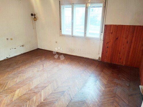 PRILIKA! Stan za adaptaciju,35m2+Parking+2 Spremišta (SELSKA