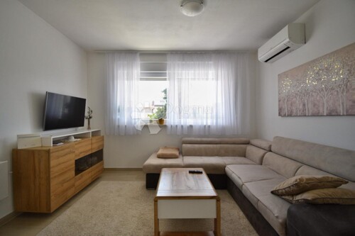 PREKRASAN DVOSOBNI STAN BLIZU MORA - UPORABNA DOZVOLA!