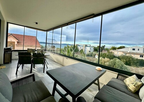 Bibinje-NAMJEŠTEN PENTHOUSE SA KROVNOM TERASOM I POGLEDOM NA MORE!