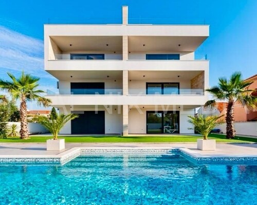 Bibinje-NAMJEŠTEN PENTHOUSE SA KROVNOM TERASOM I POGLEDOM NA MORE!